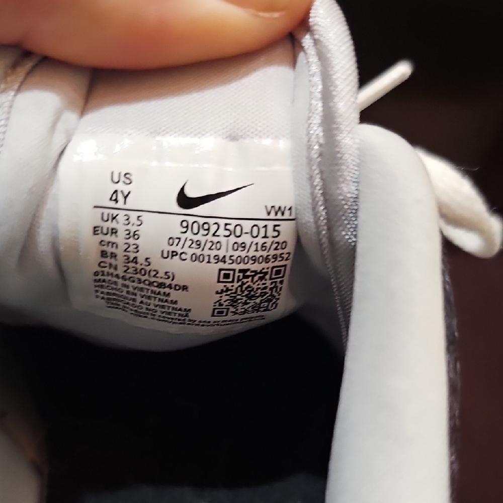 Nike Black and White Sneakers - Picture 4 of 4